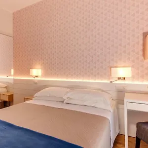 Hotel Kiss